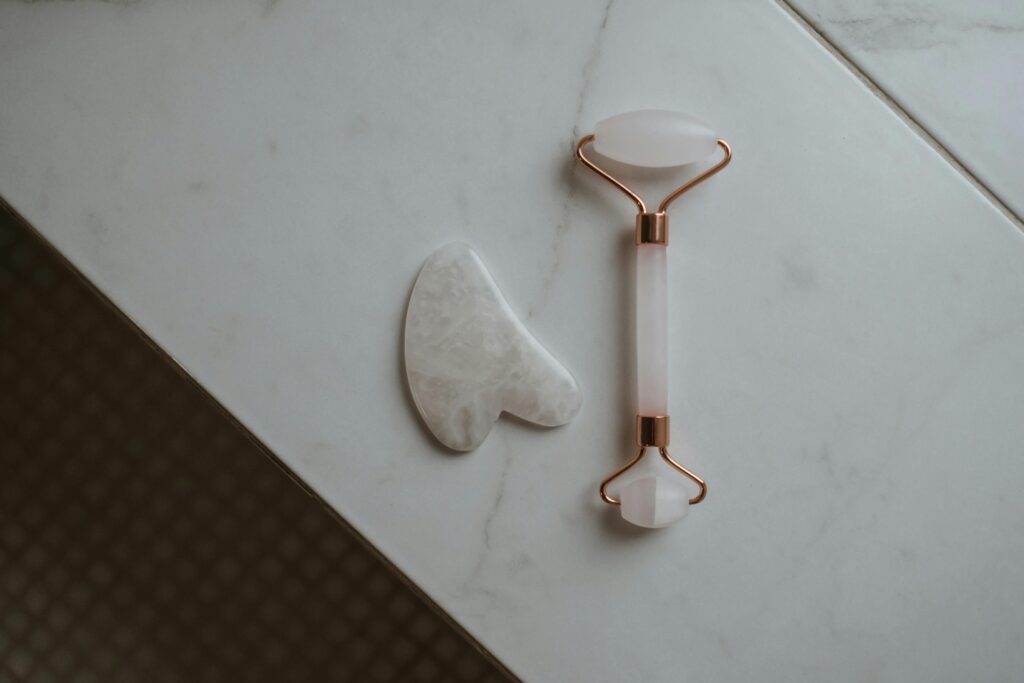 Rosenquarzroller oder Gua Sha Stein: Was ist besser?