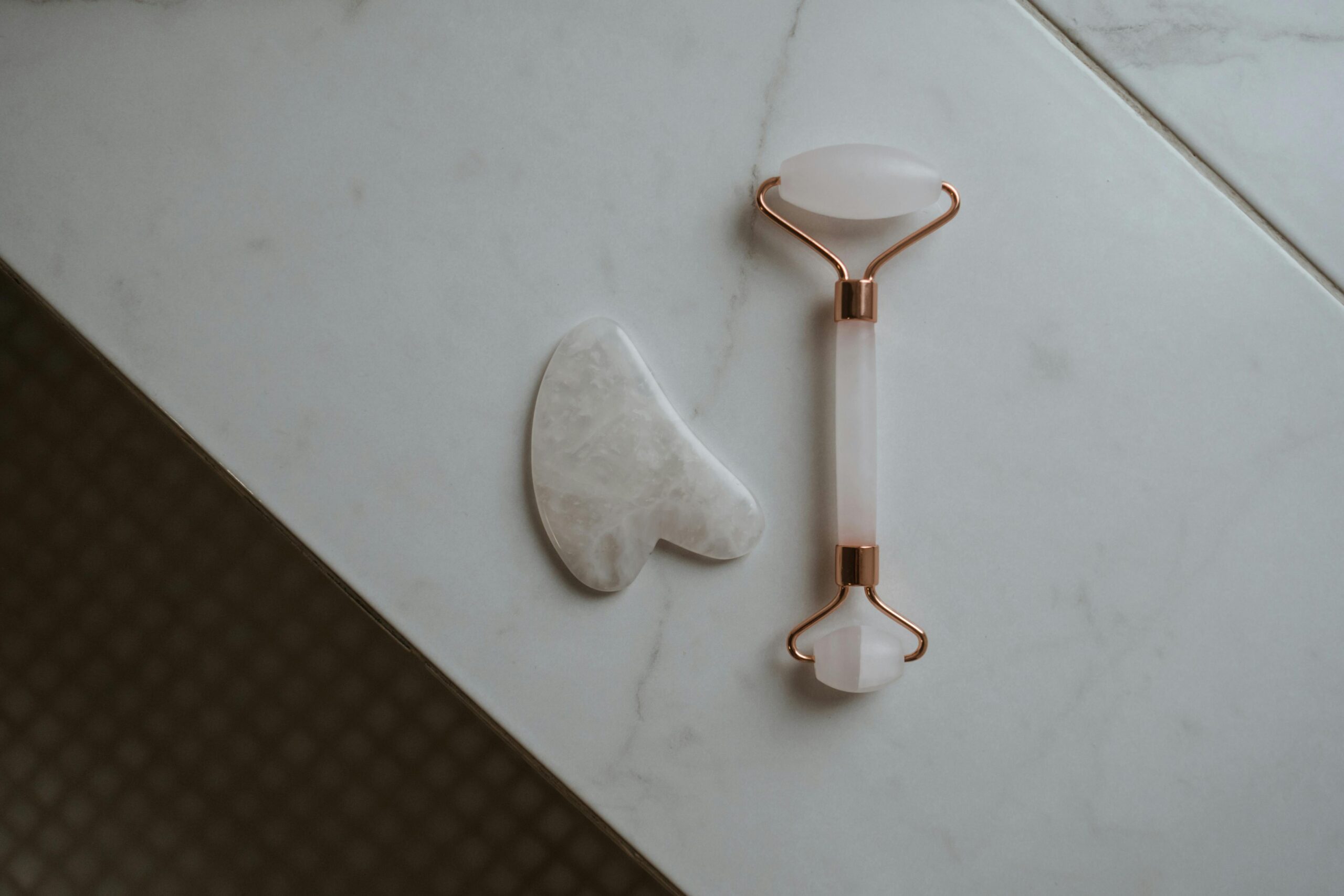 Rosenquarzroller oder Gua Sha Stein: Was ist besser?
