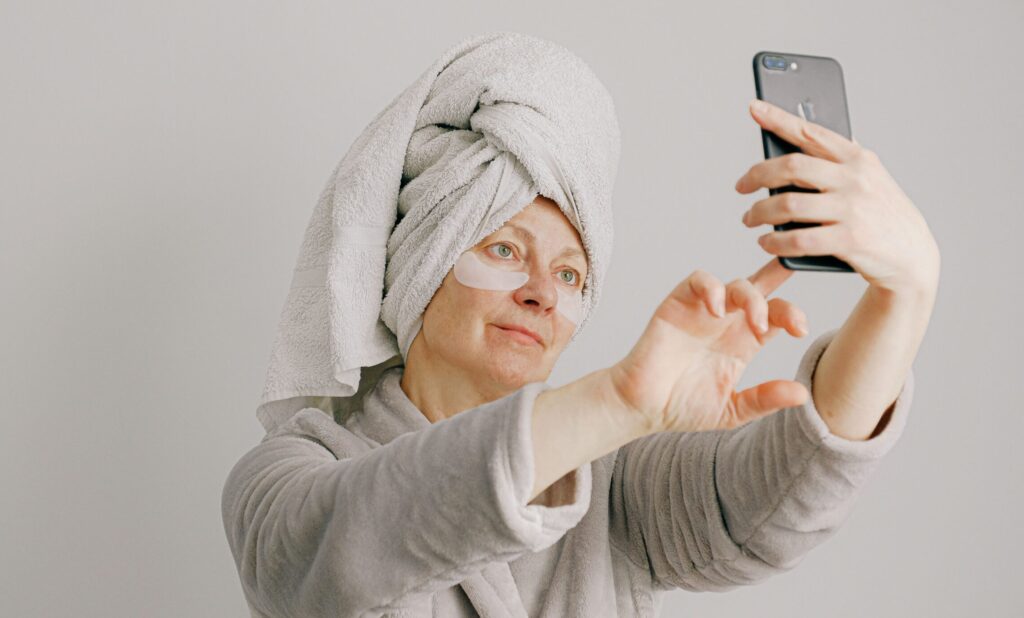 Face-Yoga-Apps im Test: Was können Luvly, FaceYogi & Co. wirklich?