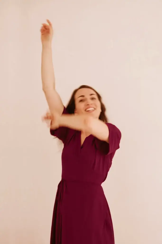 Hanna Sacher hebt lachend einen Arm nach oben